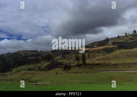 Vista stradale sul paesaggio del Ecuador Foto Stock