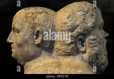 Socrates (470-399 a.C.). Filosofo ateniese e Seneca il giovane (4 BC-65 AD). Roman stoico filosofo. Busto doppia. Copia romana del III secolo d.c. dopo un originale greco del I secolo d.c. Neues Museum (Museo Nuovo). Berlino. Germania. Foto Stock