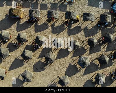 Vista aerea di numerose palapas presso la baia di Kino in Sonora, Messico. Spiaggia. palapa destinazione turistica ....Vista aerea de varias palapas en la Bahía de Kino Foto Stock