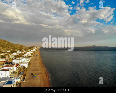 Vista aerea della baia di Kino in Sonora, Messico. Spiaggia. Destinazione turistica. Golfo di California....nuvole, nubes .Vista aerea de Bahía de Kino en Sonora, Mé Foto Stock