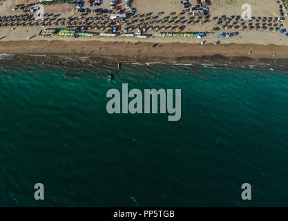 Vista aerea di numerose palapas presso la baia di Kino in Sonora, Messico. Spiaggia. palapa destinazione turistica ....Vista aerea de varias palapas en la Bahía de Kino Foto Stock