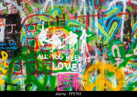 L'iconico John Lennon Wall Memorial nel Quartiere Piccolo, Praga, Repubblica ceca coperti con omaggio colorati graffiti, dipinti e disegni Foto Stock