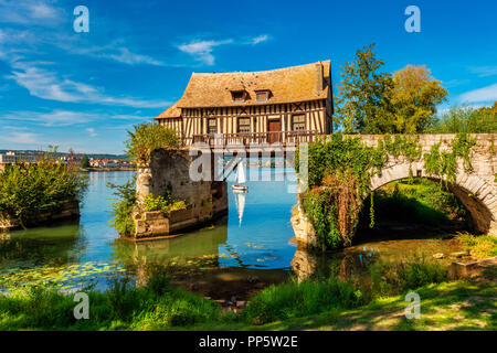 Con travi di legno vecchio mulino ad acqua a Vernon Normandia Francia Foto Stock