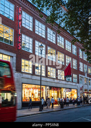 Foyles bookshop bookstore di Charing Cross Road nel centro di Londra UK. Foyles fu fondata nel 1903. Foto Stock