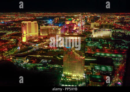 Las Vegas, Nevada, Stati Uniti - Agosto 18, 2018: vista aerea del Las Vegas Strip di notte. New Scenic 5 posti volo notturno sopra: Trump International Hotel, Il Palazzo, il Mirage, veneziana, il casinò di Bellagio Foto Stock