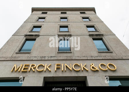 Un logo segno al di fuori della sede di Merck Finck & Co., a Monaco di Baviera, Germania, il 25 agosto 2018. Foto Stock