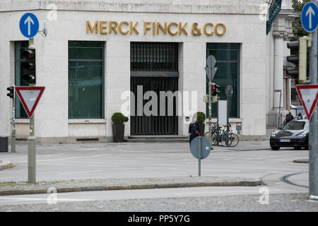 Un logo segno al di fuori della sede di Merck Finck & Co., a Monaco di Baviera, Germania, il 25 agosto 2018. Foto Stock