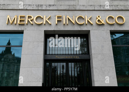 Un logo segno al di fuori della sede di Merck Finck & Co., a Monaco di Baviera, Germania, il 25 agosto 2018. Foto Stock