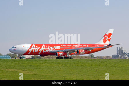 AirAsia X Airbus A340-313X Aeromobili in rullaggio dopo l'atterraggio all'Aeroporto Stansted di Londra. Foto Stock