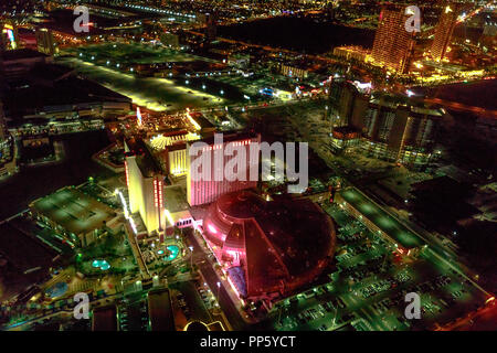 Las Vegas, Nevada, Stati Uniti - Agosto 18, 2018: vista aerea del Las Vegas Strip e sullo skyline illuminata di notte. Volo panoramico sopra: Circus Circus e il centro della città. Foto Stock