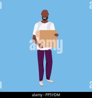 African American uomo azienda corriere pacchi di carta nella casella consegna concetto felice portalettere maschio personaggio dei cartoni animati a lunghezza piena sfondo blu flat Illustrazione Vettoriale