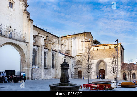 Vitoria, Spagna. Aprile 22, 2018: facciata della parte posteriore della cattedrale di Santa Mar a e Plaza de Santa Mar a con una fontana di pietra e le persone in essa Foto Stock