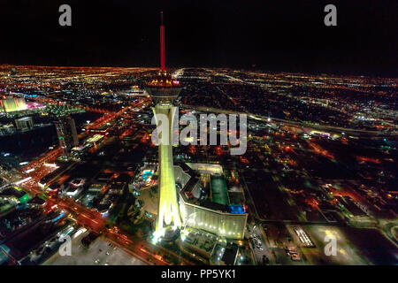 Las Vegas, Nevada, Stati Uniti - Agosto 18, 2018: vista aerea dal volo panoramico di Las Vegas di notte. Stratosphere Casino Hotel e la Torre nel centro città. Vita notturna di Las Vegas. Foto Stock