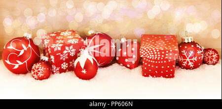 Intestazione di Natale panorama con sfondo rosso baubles di Natale e regali Foto Stock