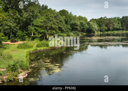 Tranquilla vista sul lago nel parco pubblico di Stanley Park di Blackpool, Lancashire, Regno Unito su un soleggiato giugno mattina con nessun popolo. Foto Stock