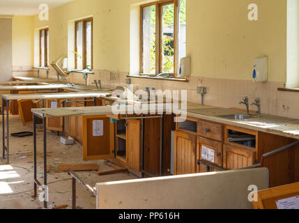 Abbandonato il vecchio edificio scolastico che è stato abbandonato e soggetto ad atti vandalici hanno subito atti di vandalismo Foto Stock