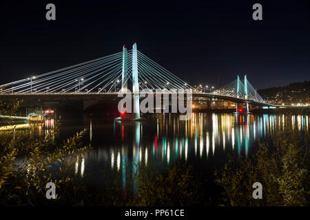 Tillicum attraversando ponte sopra il fiume Willamette illuminata di notte. Portland, Oregon Foto Stock