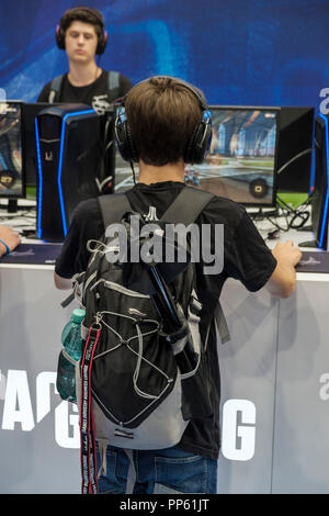 Gli adolescenti giocare un computer car racing game al mondo la più grande fiera per computer e video games gamescom di Colonia, in Germania il 24.8.2018 Foto Stock