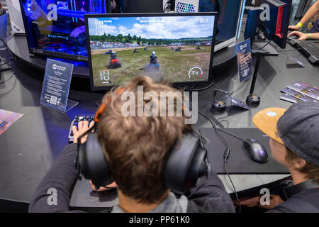 Gli adolescenti giocare un computer car racing game al mondo la più grande fiera per computer e video games gamescom di Colonia, in Germania il 24.8.2018 Foto Stock