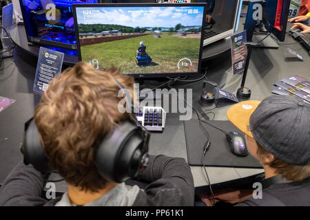 Gli adolescenti giocare un computer car racing game al mondo la più grande fiera per computer e video games gamescom di Colonia, in Germania il 24.8.2018 Foto Stock