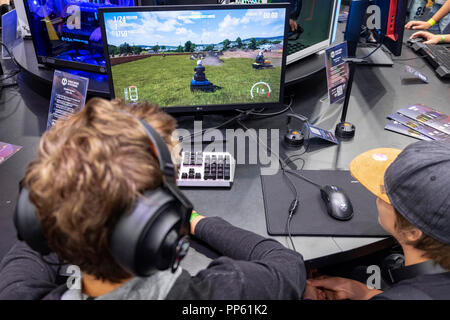 Gli adolescenti giocare un computer car racing game al mondo la più grande fiera per computer e video games gamescom di Colonia, in Germania il 24.8.2018 Foto Stock