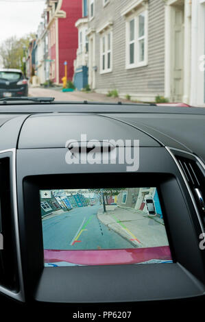 Vista posteriore dello schermo della telecamera di bordo Ford auto. Il sistema si attiva automaticamente se è selezionata la retromarcia & utilizza linee guida virtuale per aiutare spumante. Foto Stock