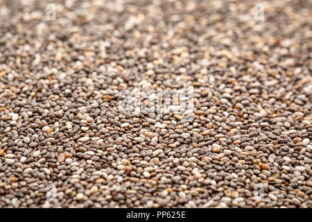 Sfondo di organico nero semi di chia ricco di acidi grassi omega 3, il fuoco selettivo Foto Stock