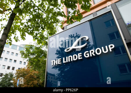 Un logo segno al di fuori della sede del Gruppo Linde in Monaco di Baviera, Germania, il 2 settembre 2018. Foto Stock