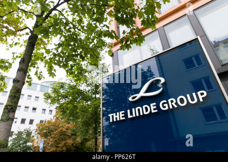 Un logo segno al di fuori della sede del Gruppo Linde in Monaco di Baviera, Germania, il 2 settembre 2018. Foto Stock