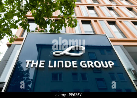 Un logo segno al di fuori della sede del Gruppo Linde in Monaco di Baviera, Germania, il 2 settembre 2018. Foto Stock