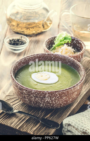 La purea di minestra in crema di foglia verde lattuga, spinaci e formaggio Foto Stock