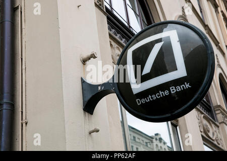 Un logo segno esterno di una Deutsche Bank filiale di Monaco di Baviera, Germania, il 2 settembre 2018. Foto Stock