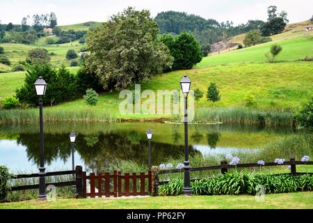 Riflessi nel lago e lampade stradali Foto Stock