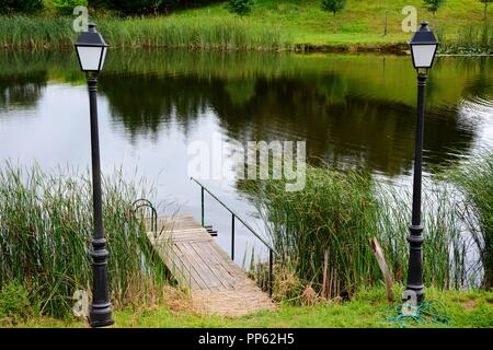 Riflessi nel lago e lampade stradali Foto Stock