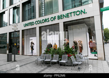 Un logo segno esterno di una United Colors of Benetton retail store a Monaco di Baviera, Germania, il 2 settembre 2018. Foto Stock