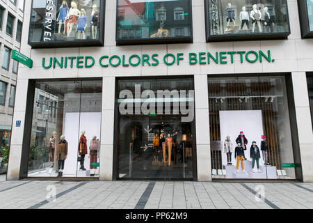 Un logo segno esterno di una United Colors of Benetton retail store a Monaco di Baviera, Germania, il 2 settembre 2018. Foto Stock