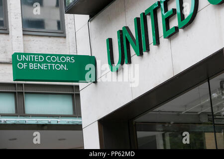 Un logo segno esterno di una United Colors of Benetton retail store a Monaco di Baviera, Germania, il 2 settembre 2018. Foto Stock