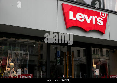 Un segno del logo al di fuori di un Levi Strauss & Co. (Levi's) retail store a Monaco di Baviera, Germania, il 2 settembre 2018. Foto Stock