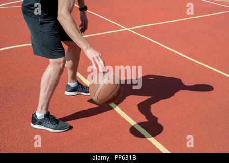 Irriconoscibile giocatore di basket Foto Stock