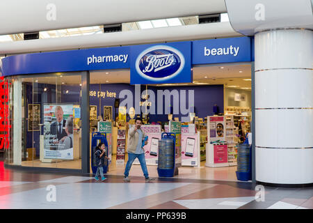 Blanchardstown, Dublino, Irlanda. 23 SETT 2018: Stivali pharmacy store front con logo segno situato nel centro di Blanchardstown Shopping Mall. Foto Stock