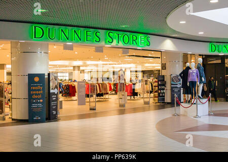 Blanchardstown, Dublino, Irlanda. 23 SETT 2018: Dunnes memorizza ingresso con logotipo verde situato nel Blanchardstown Shopping Centre. Foto Stock