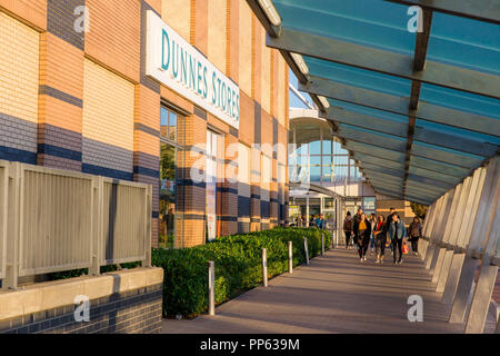 Blanchardstown, Dublino, Irlanda. 23 SETT 2018: ingresso a Blanchardstown centro commerciale con negozi di Dunnes logo segno visibile sulla parete laterale. Foto Stock