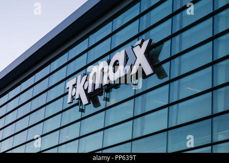 Blanchardstown, Dublino, Irlanda. 23 SETT 2018: TK Maxx logo e segno sulla parte anteriore del negozio a Blanchardstown Shopping Centre Foto Stock