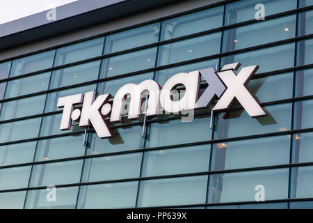 Blanchardstown, Dublino, Irlanda. 23 SETT 2018: TK Maxx logo e segno sulla parte anteriore del negozio a Blanchardstown Shopping Centre Foto Stock