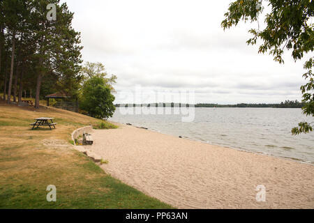 Tranquillo panorama. Il lago dei boschi, Kenora, Canada. Foto Stock