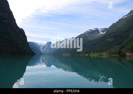 Il bel lago a briksdalsbreen in Norvegia Foto Stock