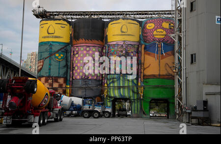 Oceano silos in cemento dipinto da Os Gemeos, Granville Island, Vancouver, British Columbia Foto Stock