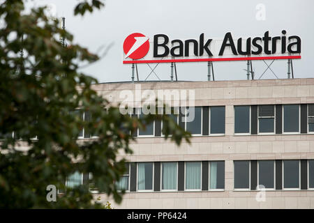 Un segno del logo al di fuori di una struttura occupata da UniCredit Bank Austria in Vienna, Austria, il 4 settembre 2018. Foto Stock