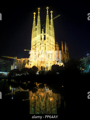 1993 FACCIATA STORICA DELLA SAGRADA FAMILIA BASILICA (©ANTONI GAUDÍ 1883) BARCELLONA CATALOGNA SPAGNA Foto Stock