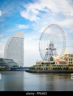 La bellissima skyline di Yokohama e Yokohama waterfront presso Minato-Mirai e il Cosmo orologio 21 ruota panoramica Ferris Yokohama, nella prefettura di Kanagawa, Giappone. Foto Stock
